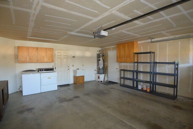 Building Photo - 3 bedroom 2 bathroom in the El Diamante sc...