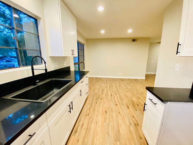 Building Photo - Beautifully remodeled spacious 1 Bedroom r...