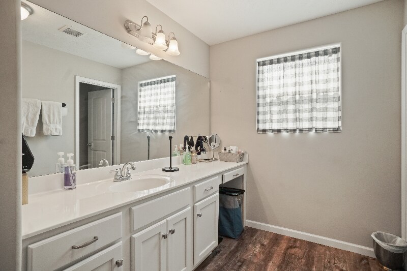 Building Photo - 1728 Sunray Dr
