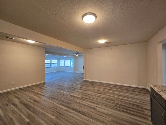 Building Photo - 501 W Voelter Ave