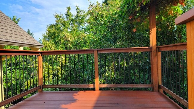 Building Photo - Bright and Spacious vintage 2 bedroom apar...