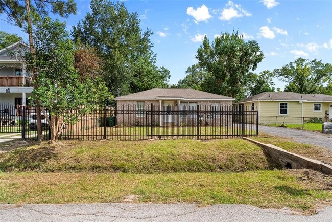 Building Photo - 8150 Snowden St