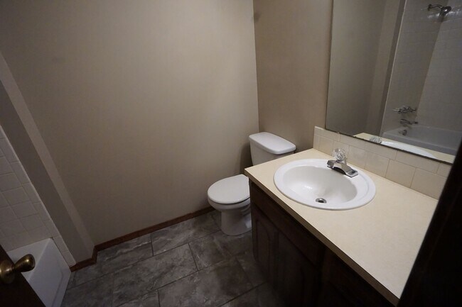 Building Photo - Nice 3 bed 1.5 Bath house, total electric
