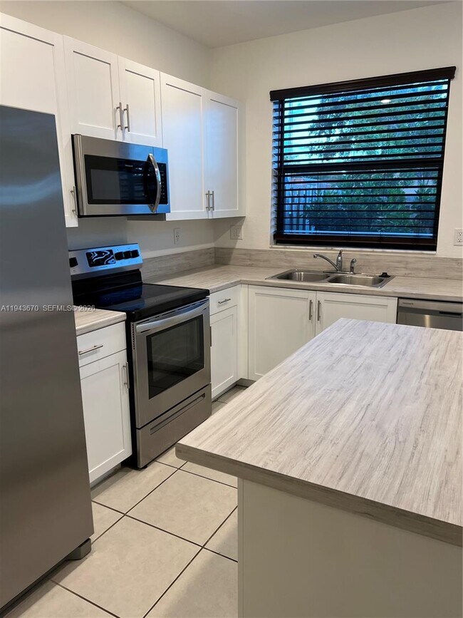 Building Photo - 20631 NE 7th Pl