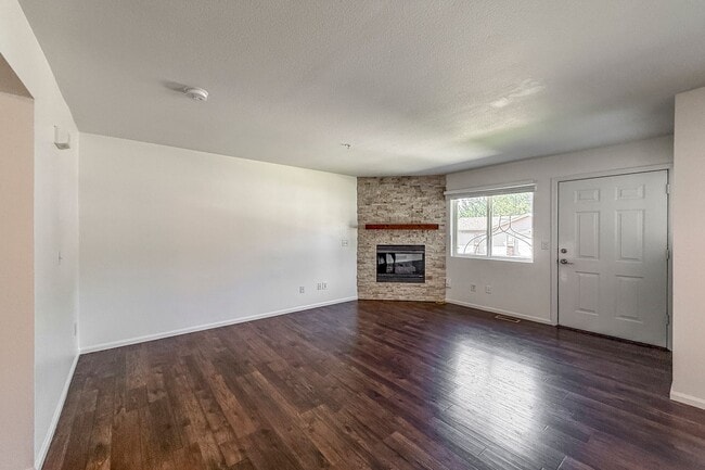 Building Photo - Wonderful 3 Bed, 2.5 Bath Townhome In Exce...