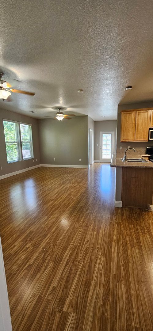 Building Photo - G Street 6 Plex