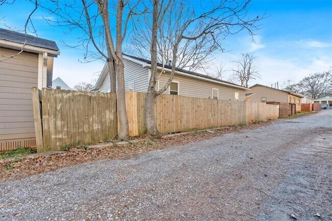 Building Photo - 1520 Foote St NE