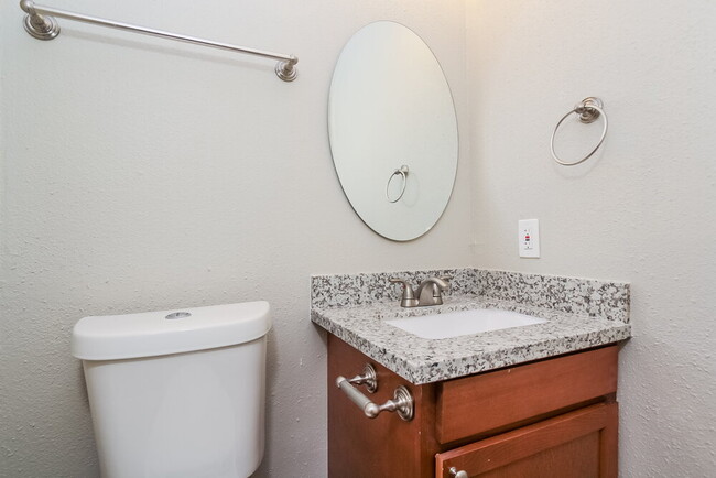 Building Photo - 2305 Parkview Dr