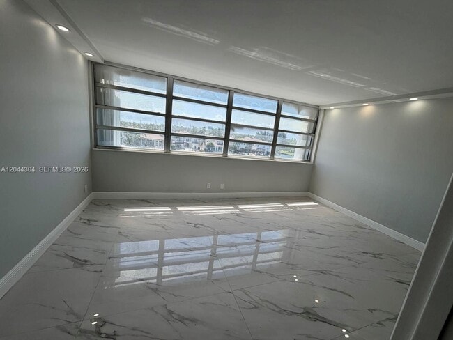 Building Photo - 1400 S Ocean Dr