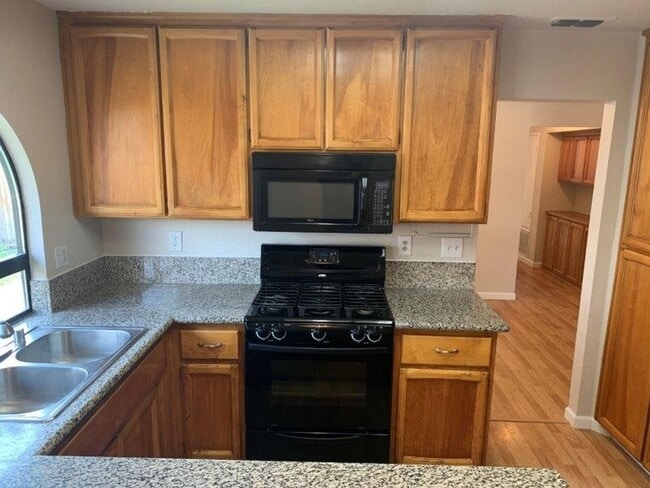 Building Photo - Great Antelope Home Located On a Court