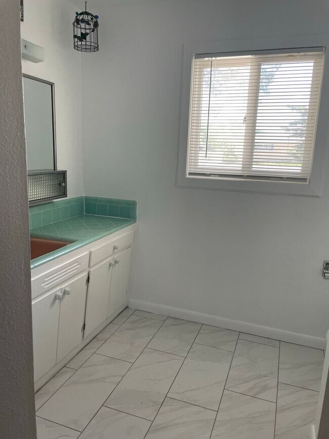 Building Photo - Open floorplan/Huge yard/Lots of Storage/Fireplace