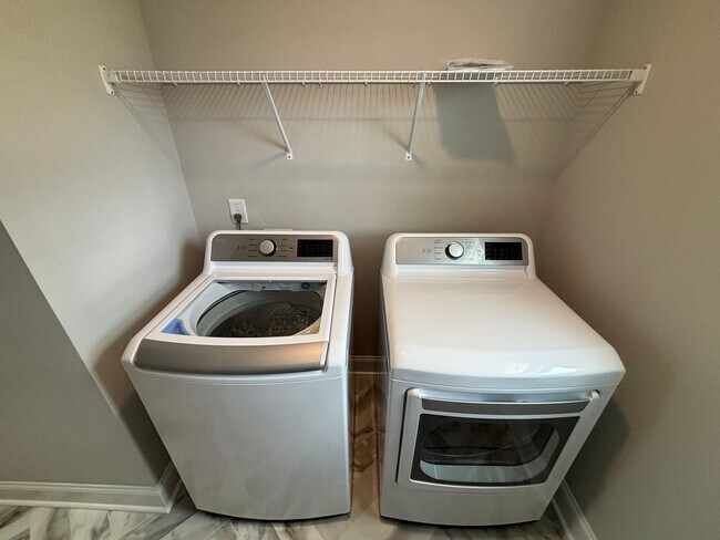 Building Photo - 4 Bedroom 2 1/2 Bath Pet Friendly Home For Rent Near Post!