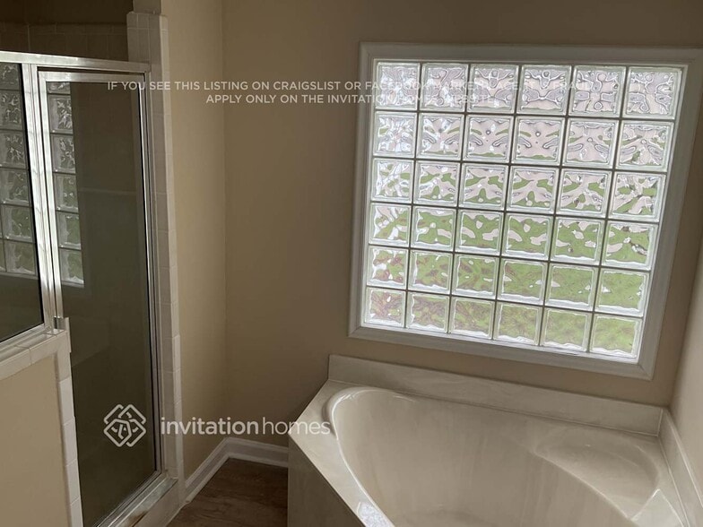 Building Photo - 204 Hidden Lake Dr