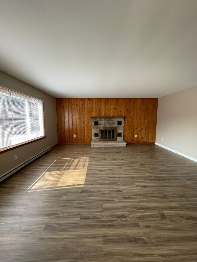 Building Photo - Two Bedroom in Delphi - Available in October