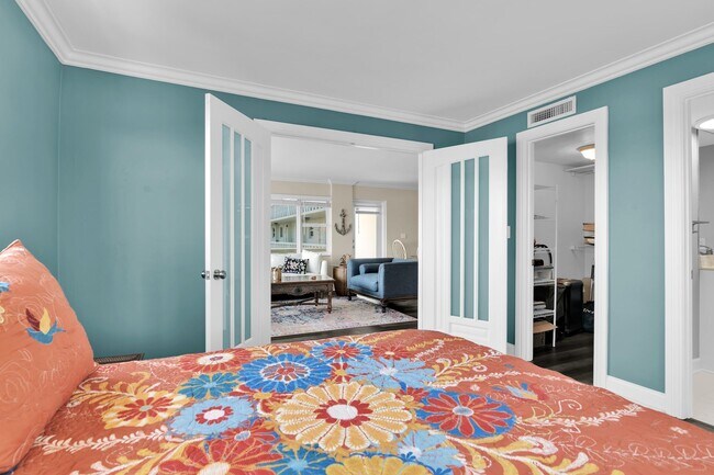 Building Photo - 1169 Hillsboro Mile