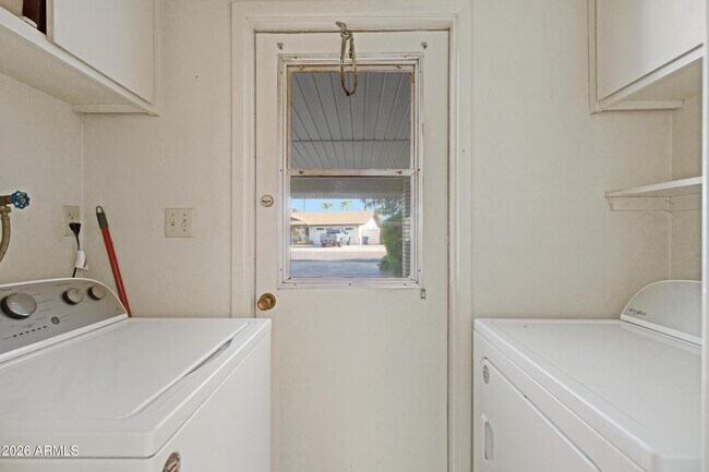 Building Photo - 1036 E Geneva Dr