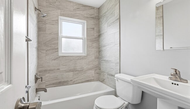 Building Photo - 1065 E Cross St