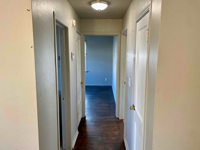 Building Photo - 1006 E Campbell St