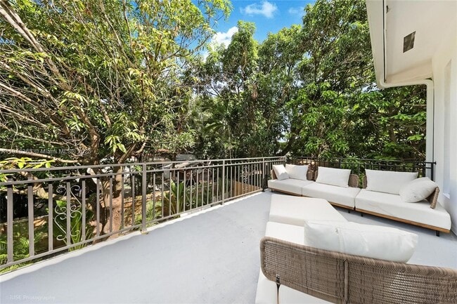 Building Photo - 871 NE 81st St