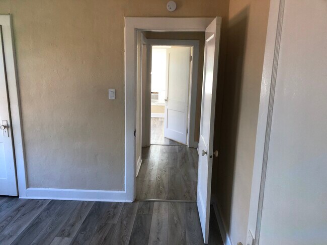 Building Photo - 418 Goodall Ave