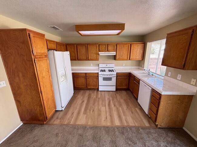 Building Photo - Gorgeous 4Bed/2Bath Home located in Sunris...