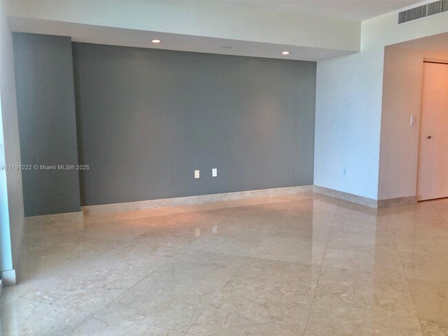 Building Photo - 1800 N Bayshore Dr