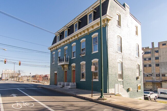 Primary Photo - 204 Summit Ave