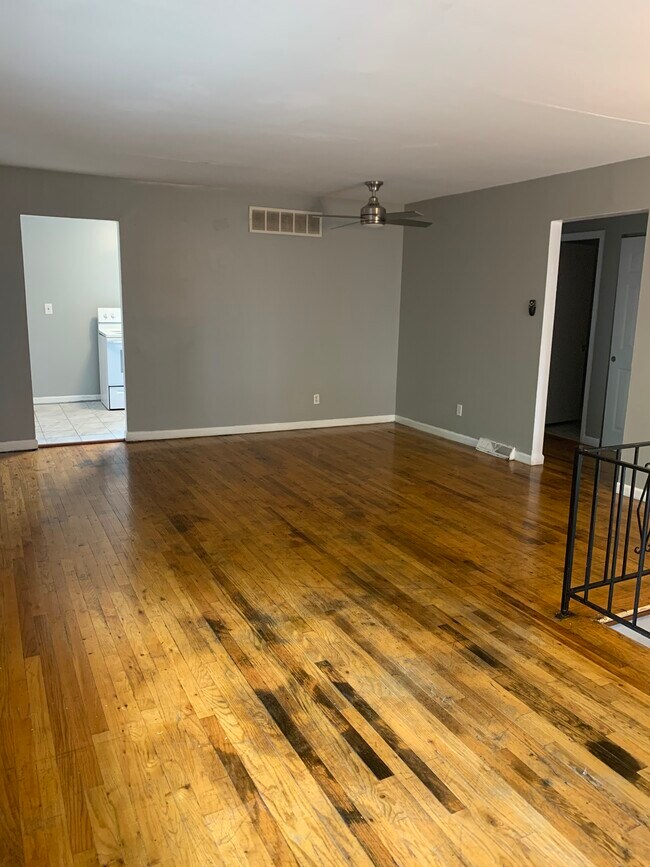Building Photo - 6032 Ridgeacres Dr