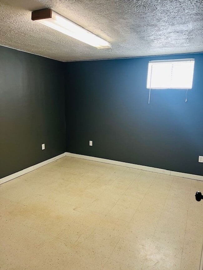 Building Photo - Beautiful home with spacious layout