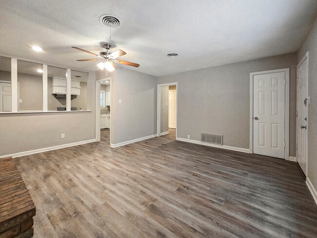 Building Photo - 601 Brookfield Dr