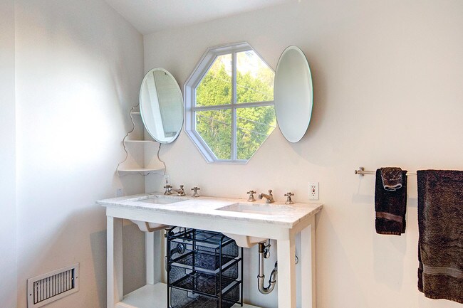 Building Photo - 1531 Marmont Ave