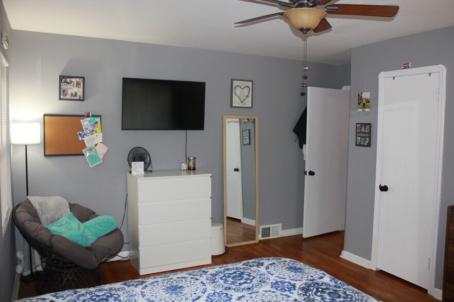 Building Photo - 5606 Warwick Dr