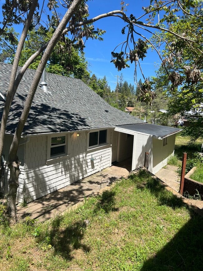 Building Photo - Pine Grove Home