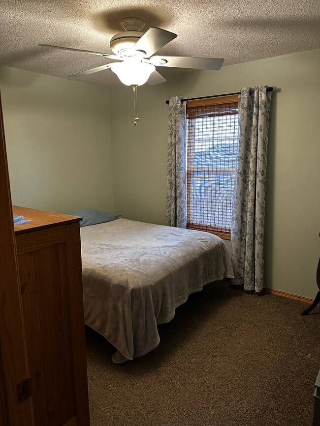 Building Photo - "Charming 4-Bedroom Haven with 3 Baths on 44th Street – A Spacious 2274 Sq. Ft. Retreat in Wichita!"