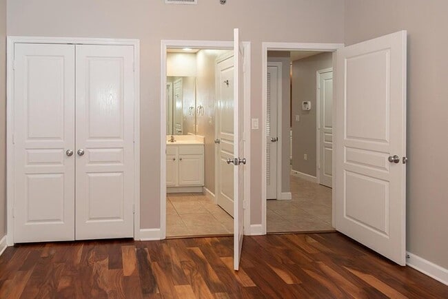 Building Photo - 113 Brooks St SE