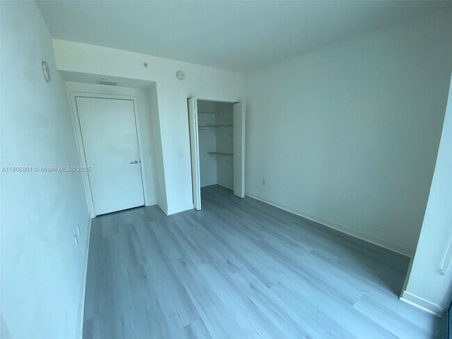 Building Photo - 1100S S Miami Ave