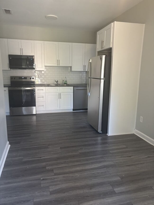 Building Photo - Cozy 3 Bedroom, 1 Bath (Plus Bonus room) Home - Across the Street from the Set at FAMU!