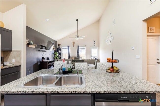 Building Photo - 1030 Apricot Ln