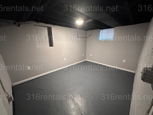 Building Photo - $875 - 3 bed 1 bath - Beautiful apartment ...