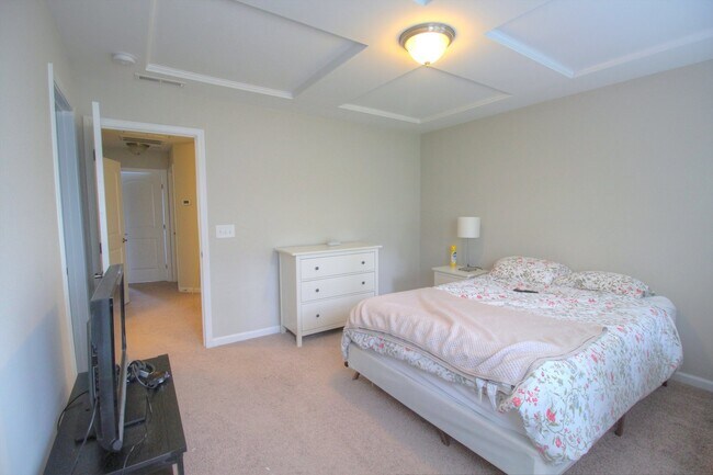 Building Photo - Lovely 3 Bedroom Townhome Minutes to Duke ...
