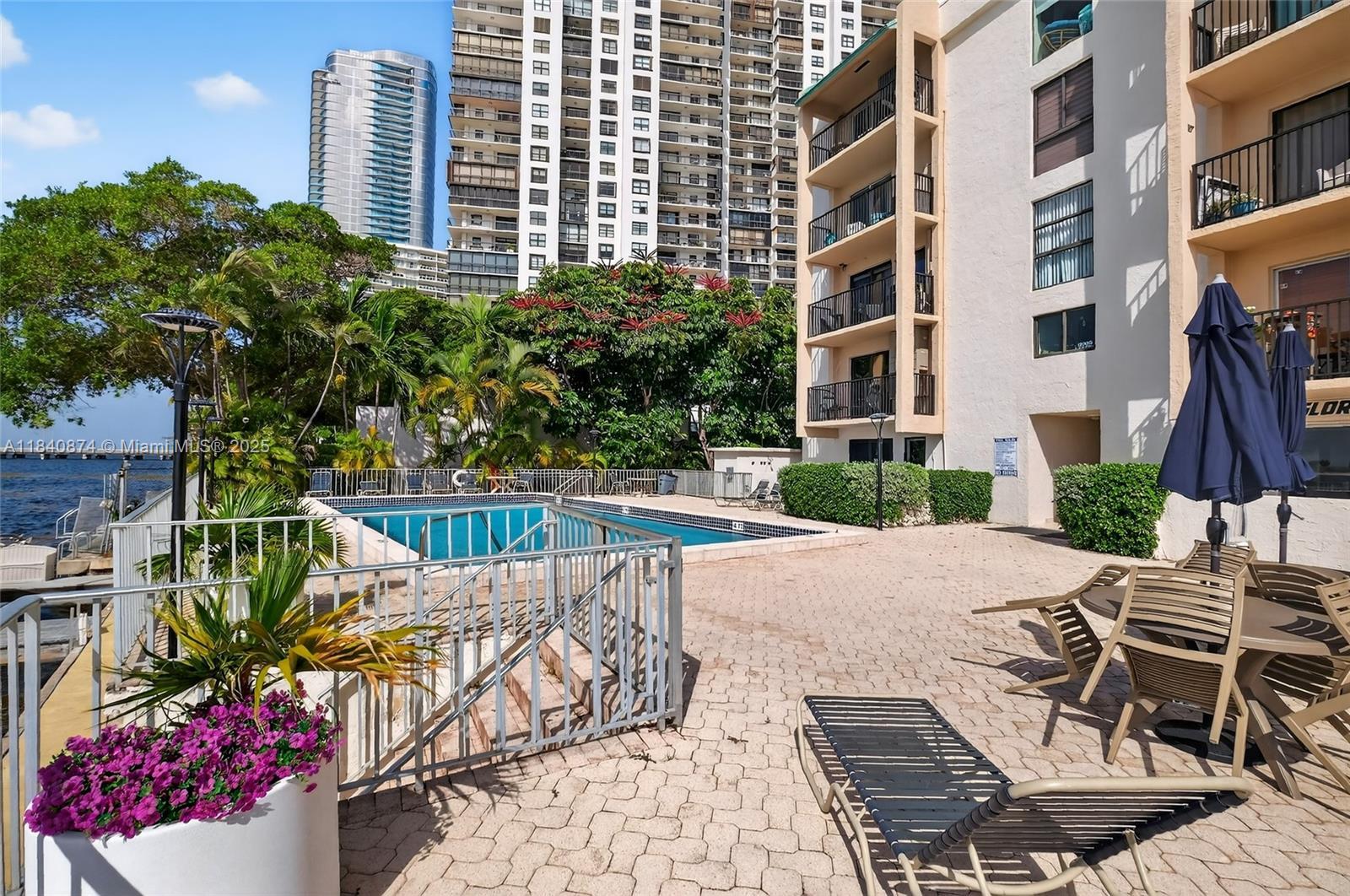 Building Photo - 2201 Brickell Ave