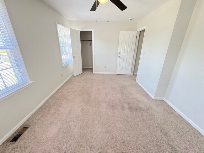 Building Photo - Come visit this cute 3 bedroom 1.5 bath in Chesapeake