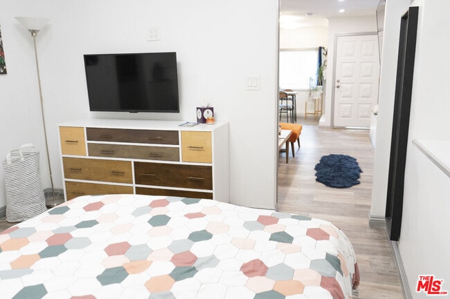 Building Photo - 348 1/2 Laveta Terrace