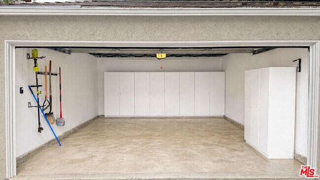 Building Photo - 17345 Hamlin St