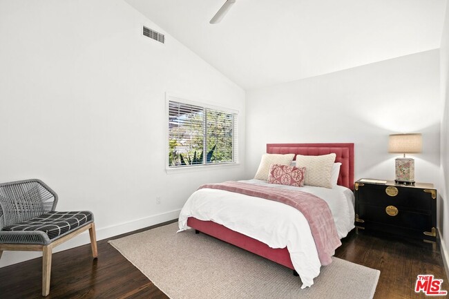 Building Photo - 843 Enchanted Way