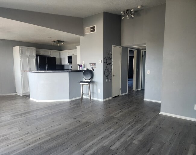 Building Photo - 2560 Avenida Del Vista