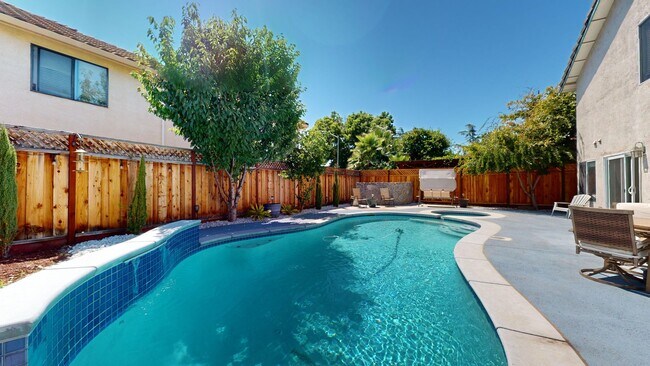 Building Photo - 490 Silvertail Pl