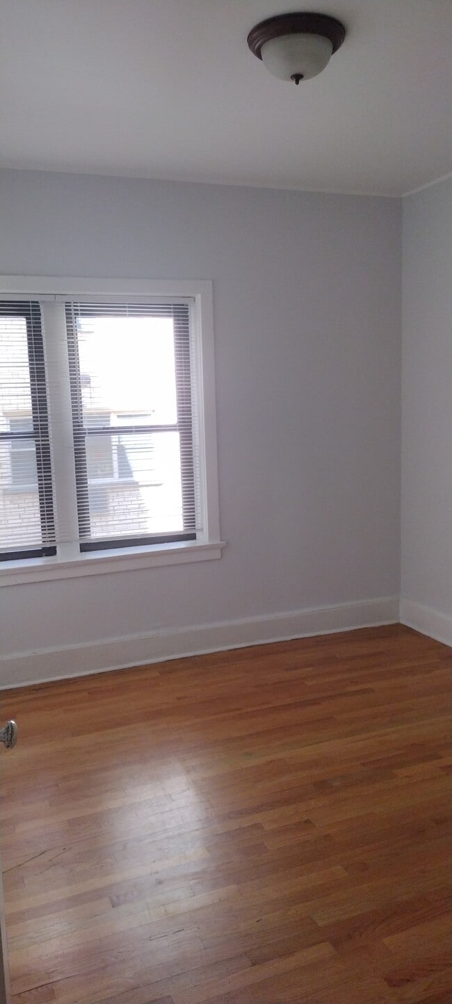 Building Photo - 531 W Briar Plz