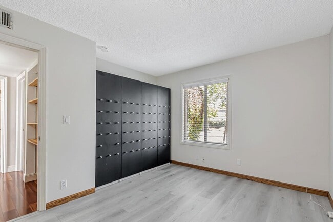 Building Photo - 8130 Park Villa Cir