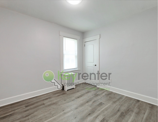 Building Photo - $750 Off First Month! Bright & Spacious 3-...